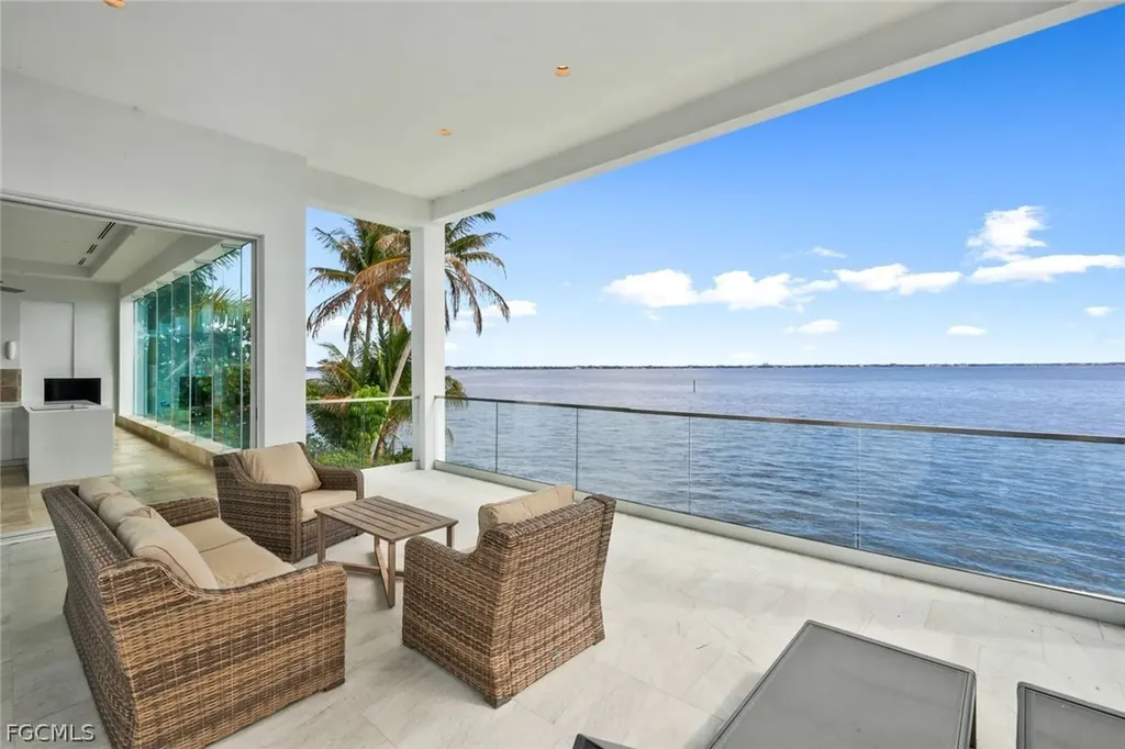 2302 SE 28th Street Cape Coral FL 33904