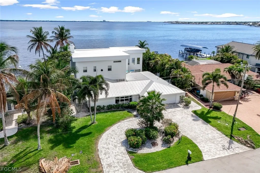 2302 SE 28th Street Cape Coral FL 33904