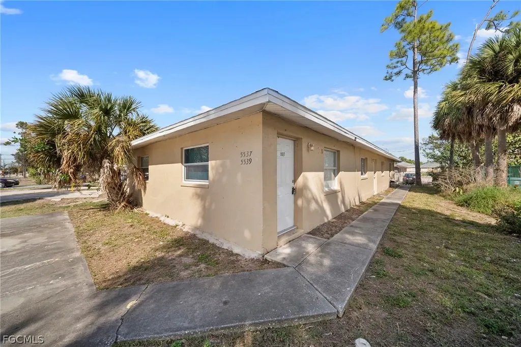 5537 10th Avenue Fort Myers FL 33907