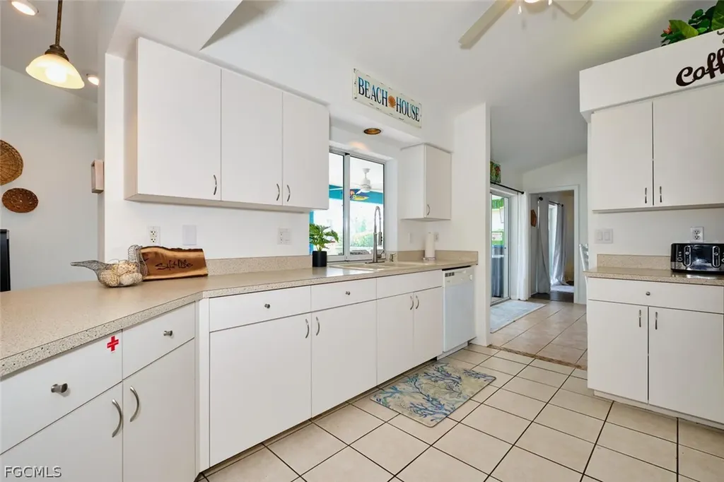2201 SE 5th Avenue Cape Coral FL 33990