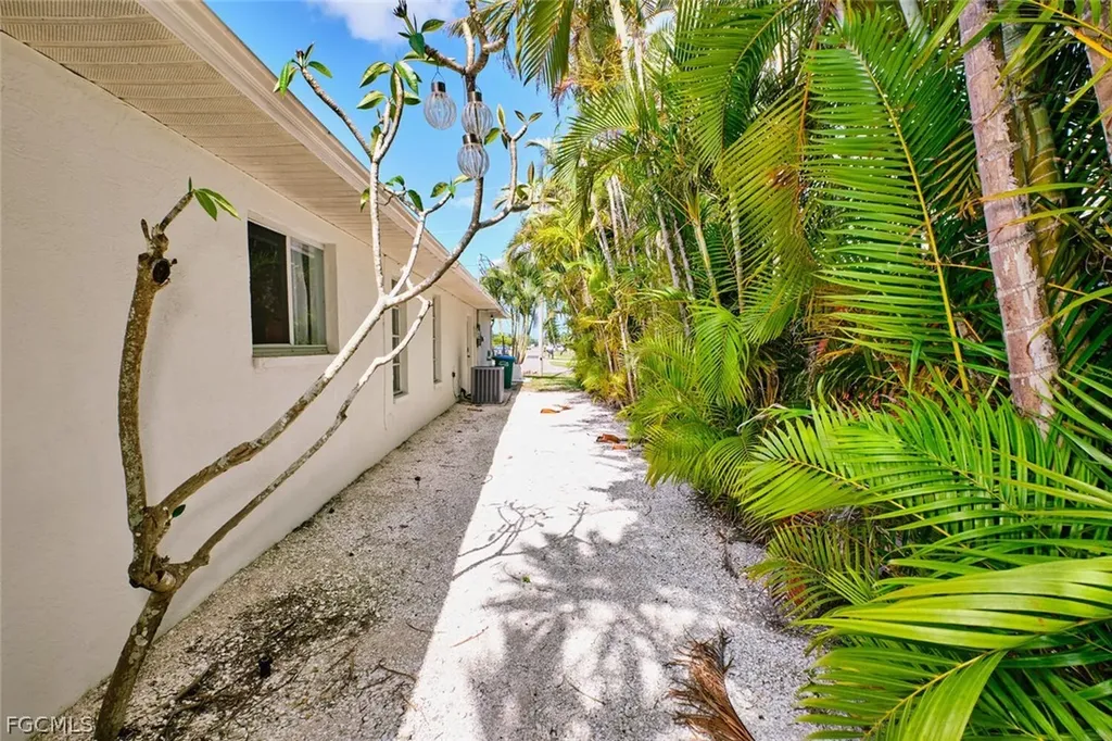 2201 SE 5th Avenue Cape Coral FL 33990