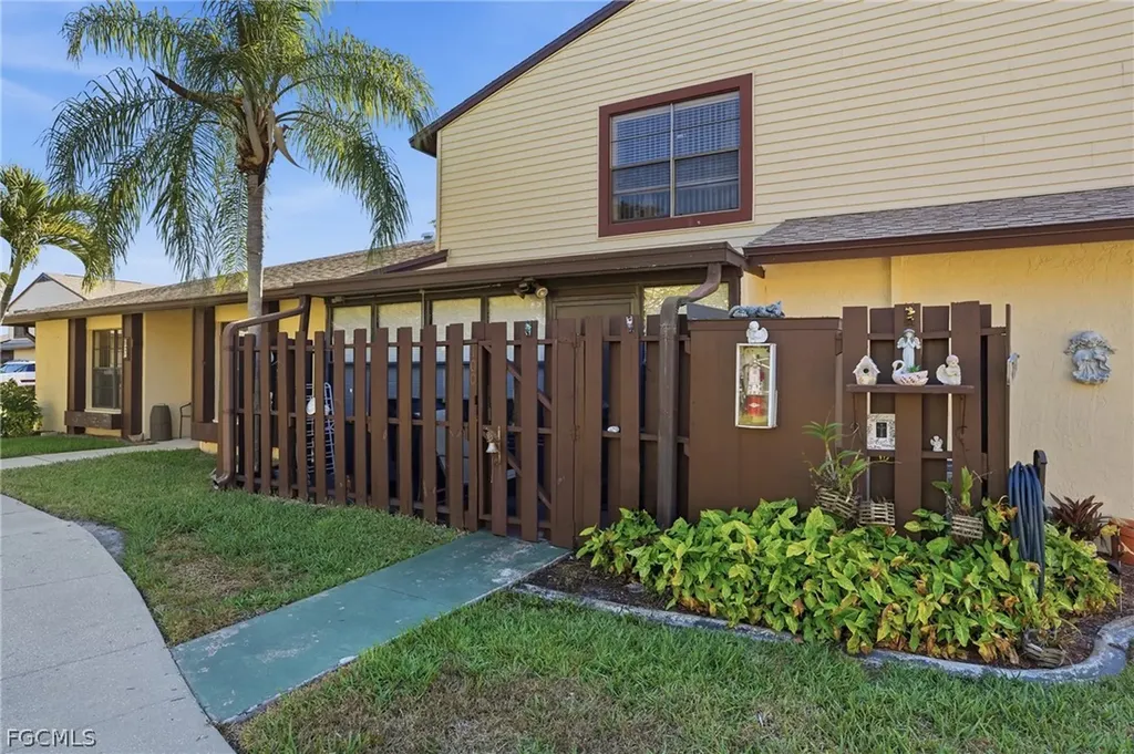 631 SE 12th Avenue Cape Coral FL 33990