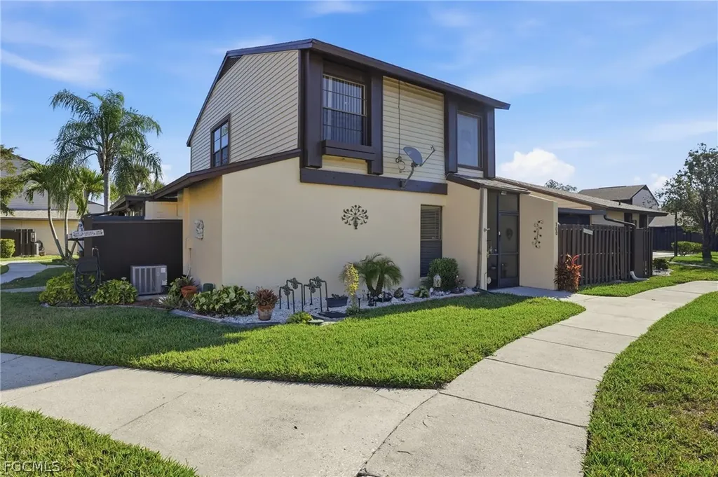 631 SE 12th Avenue Cape Coral FL 33990