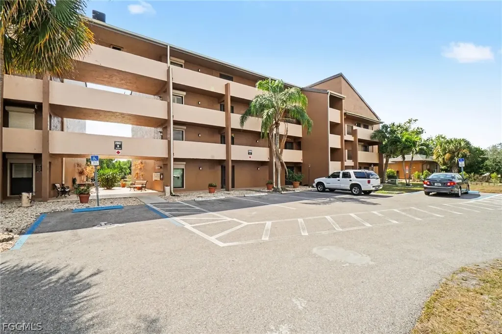 2069 W Lakeview Boulevard North Fort Myers FL 33903
