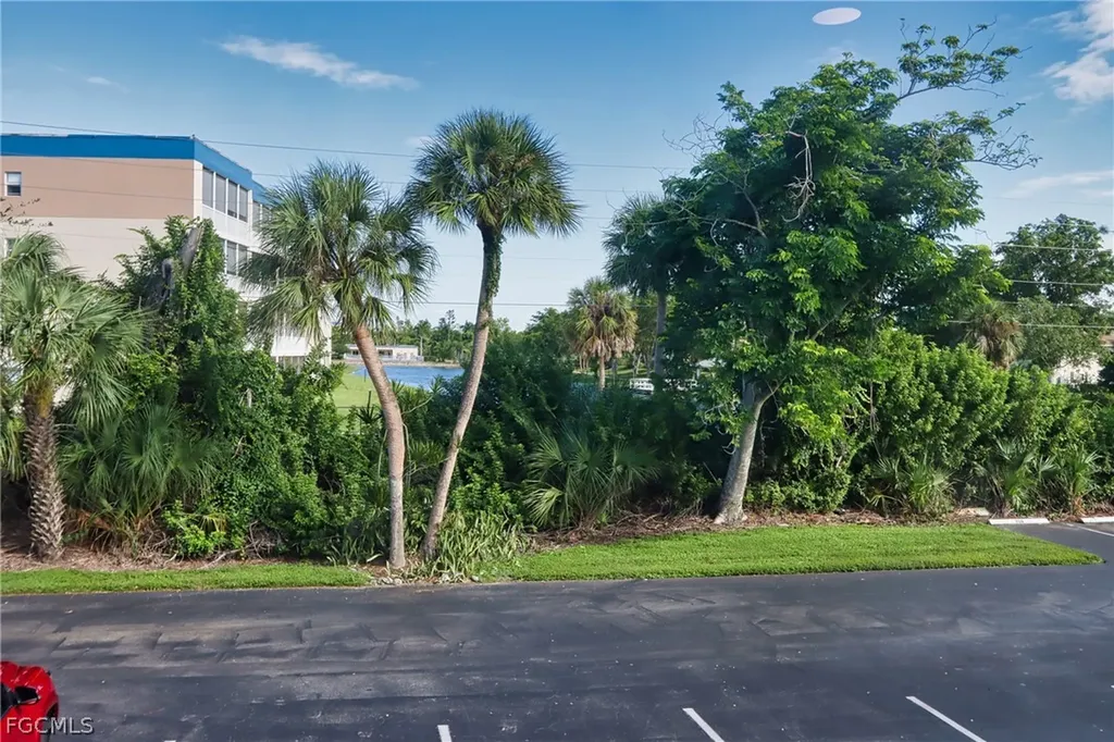 8109 Country Road Fort Myers FL 33919