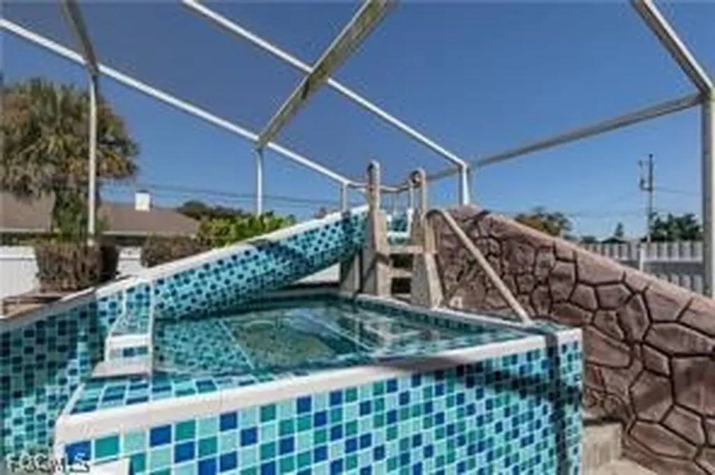 905 SE 27th Terrace Cape Coral FL 33904