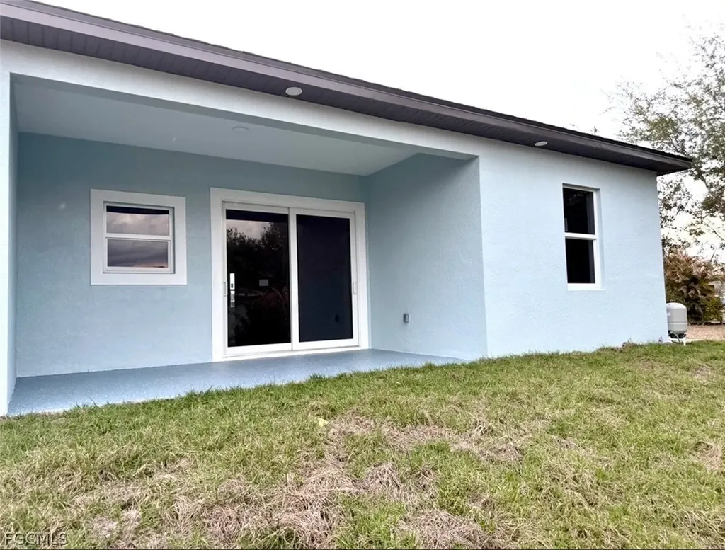 325 / 327 Gordon Avenue S Lehigh Acres FL 33973
