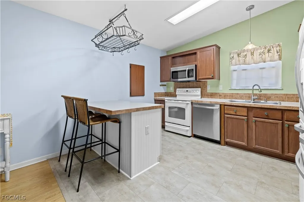 125 NE 11th Place Cape Coral FL 33909