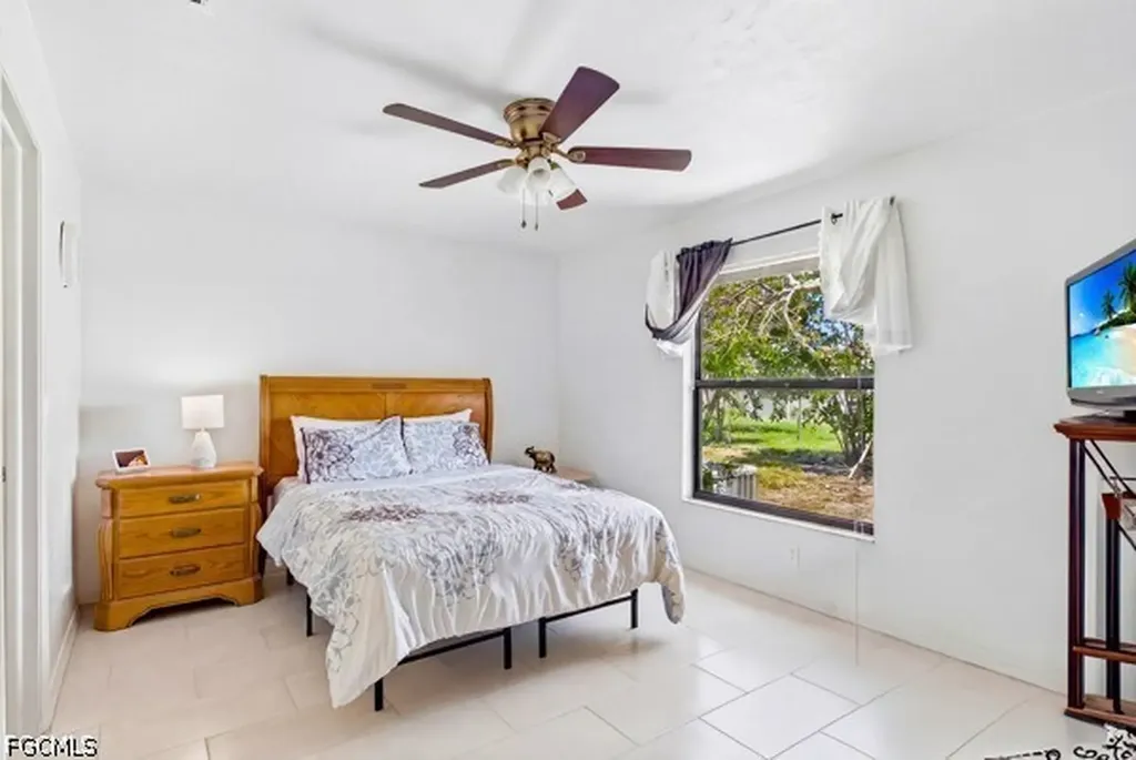 4407 SW 7th Place Cape Coral FL 33914