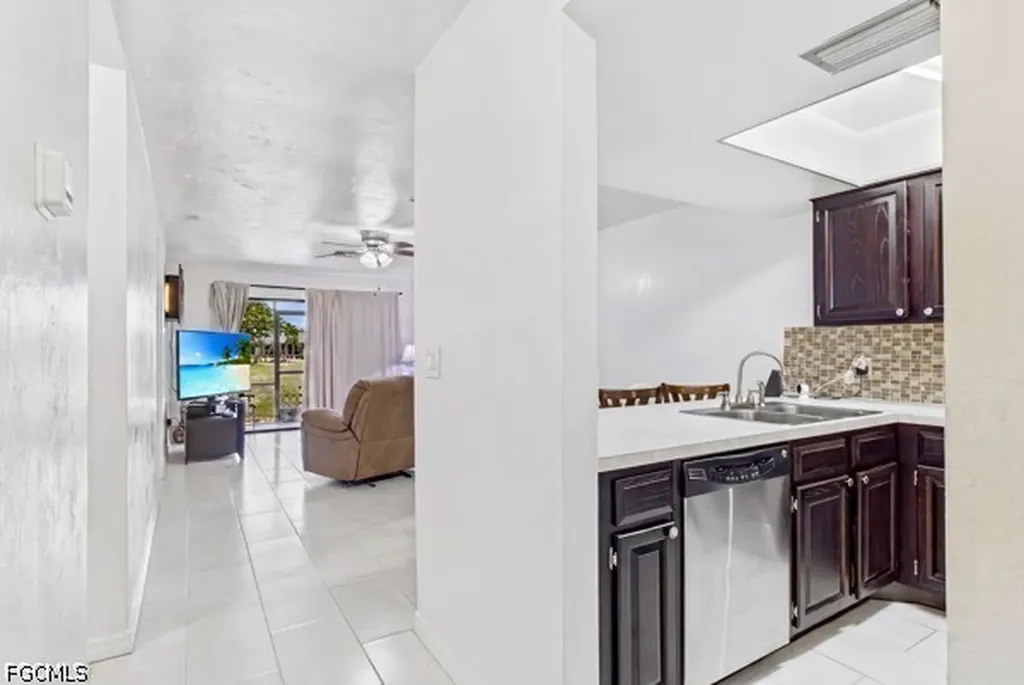 4407 SW 7th Place Cape Coral FL 33914