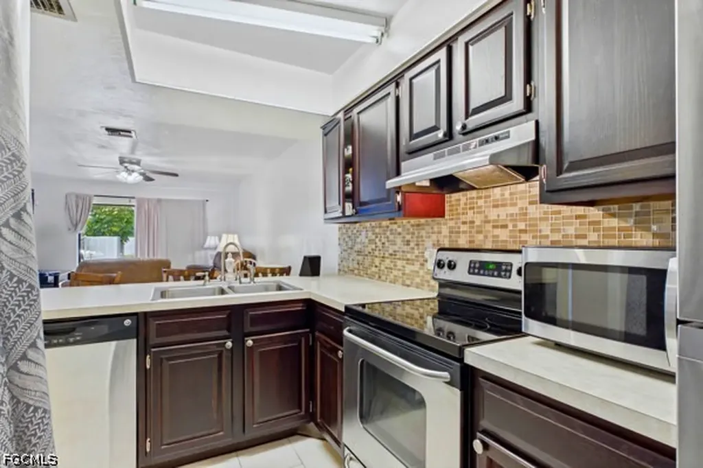 4407 SW 7th Place Cape Coral FL 33914