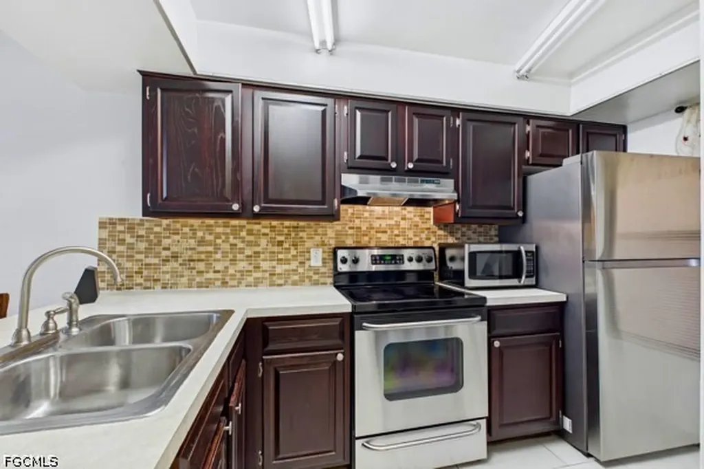 4407 SW 7th Place Cape Coral FL 33914