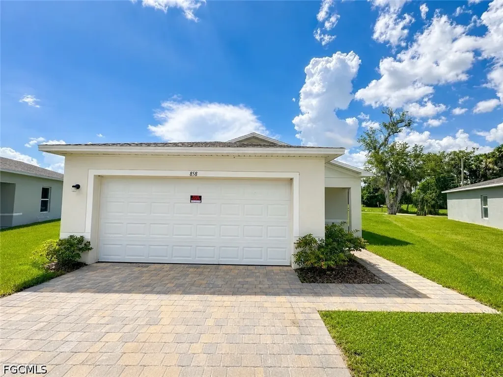 858 Friendship Circle Labelle FL 33935