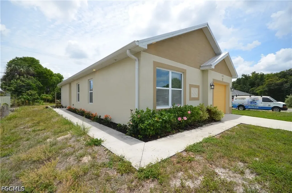2197 Davis Court Fort Myers FL 33916