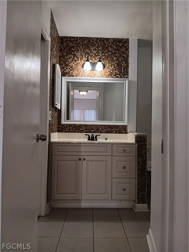 1300 SE 7th Street Cape Coral FL 33990
