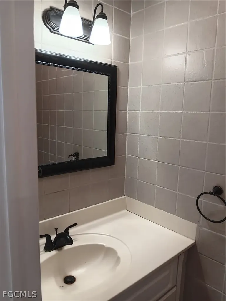 1300 SE 7th Street Cape Coral FL 33990