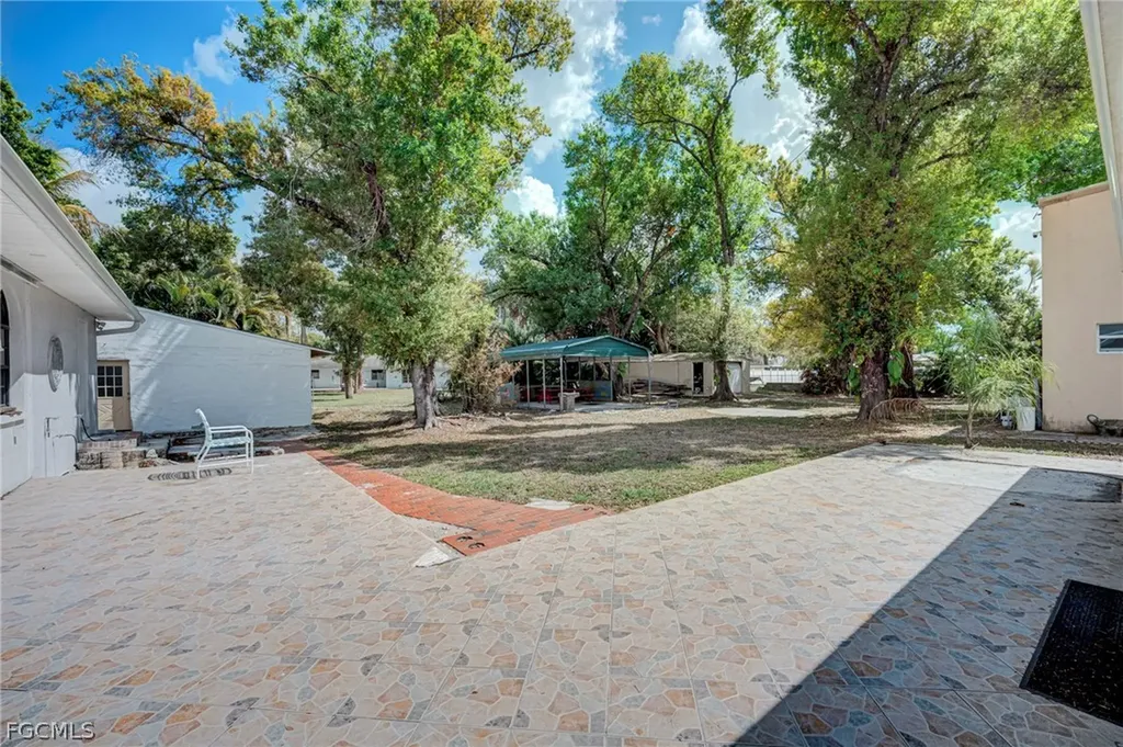 1672 Many Road North Fort Myers FL 33903