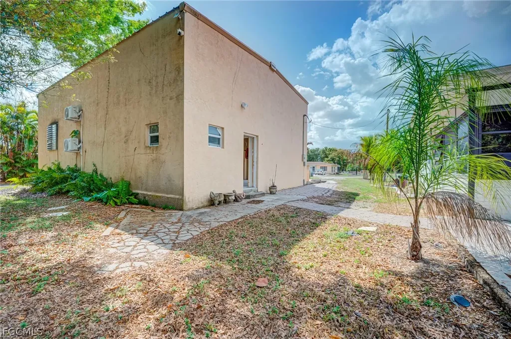 1672 Many Road North Fort Myers FL 33903