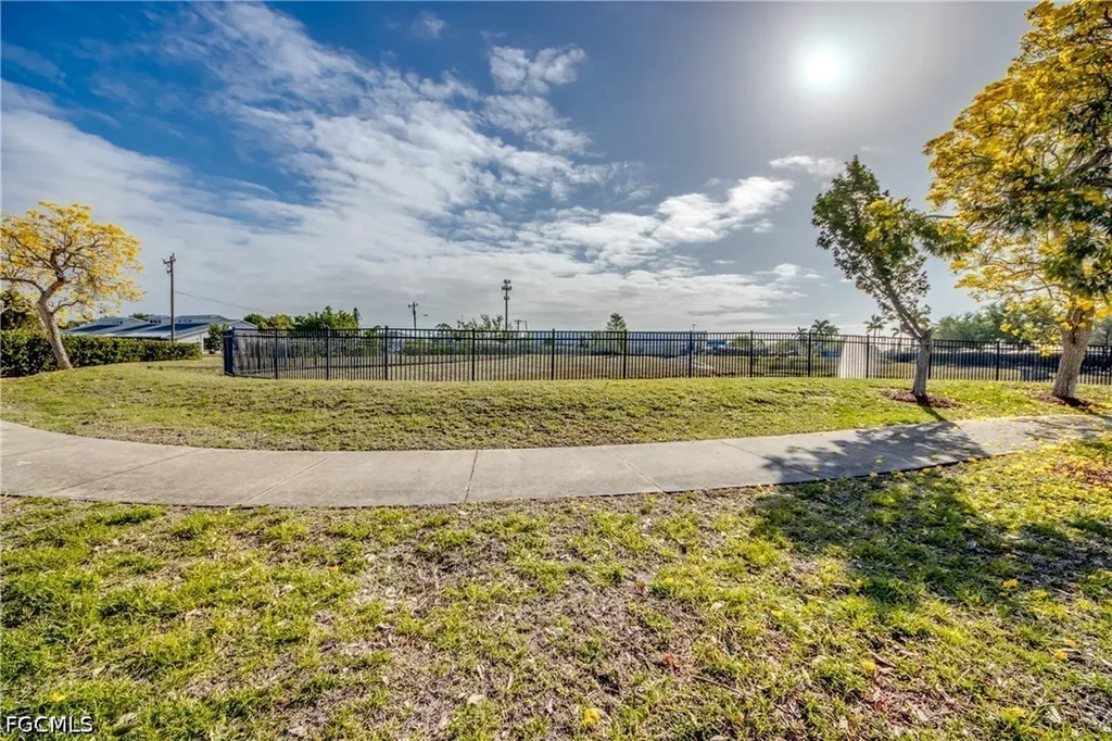 842/844 SW 39th Terrace Cape Coral FL 33914