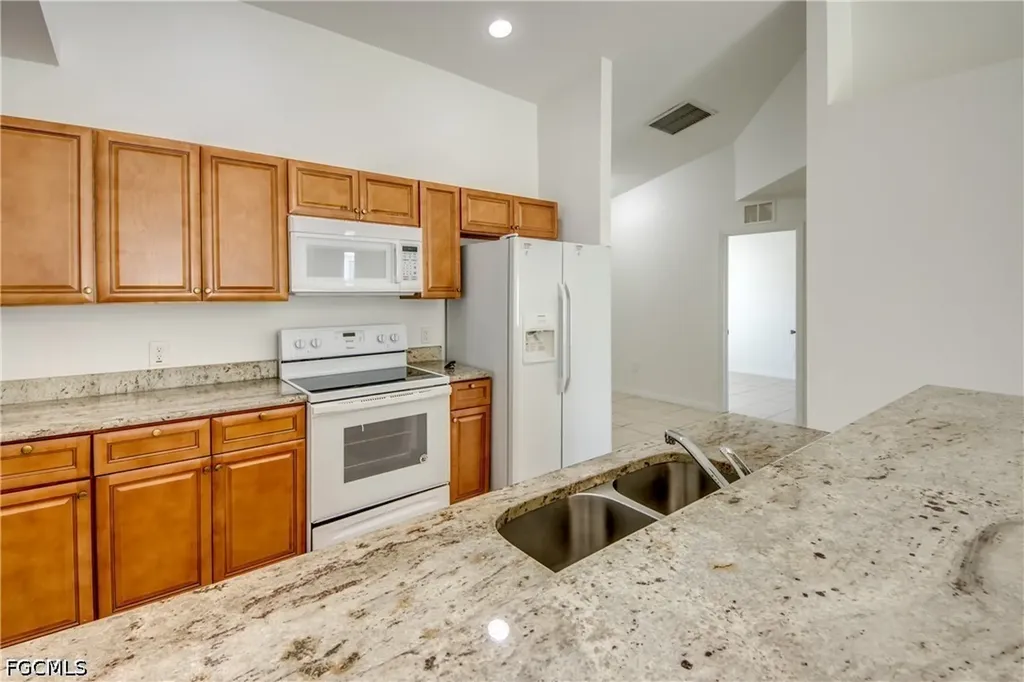 842/844 SW 39th Terrace Cape Coral FL 33914