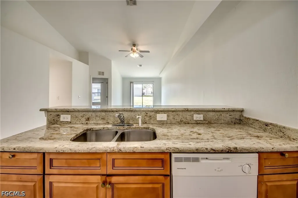 842/844 SW 39th Terrace Cape Coral FL 33914