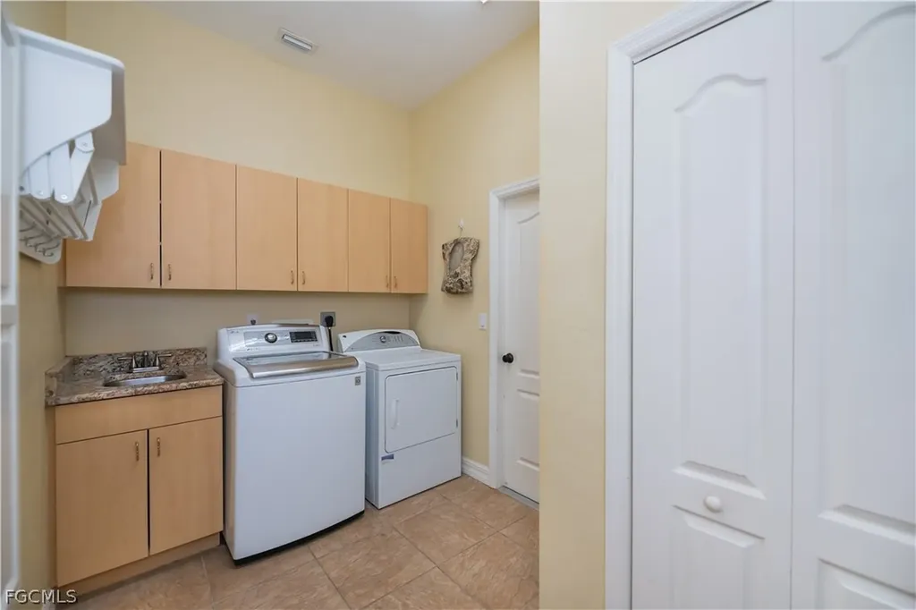 1230 SE 3rd Avenue Cape Coral FL 33990