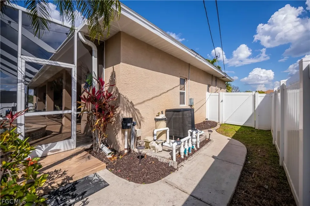 1230 SE 3rd Avenue Cape Coral FL 33990