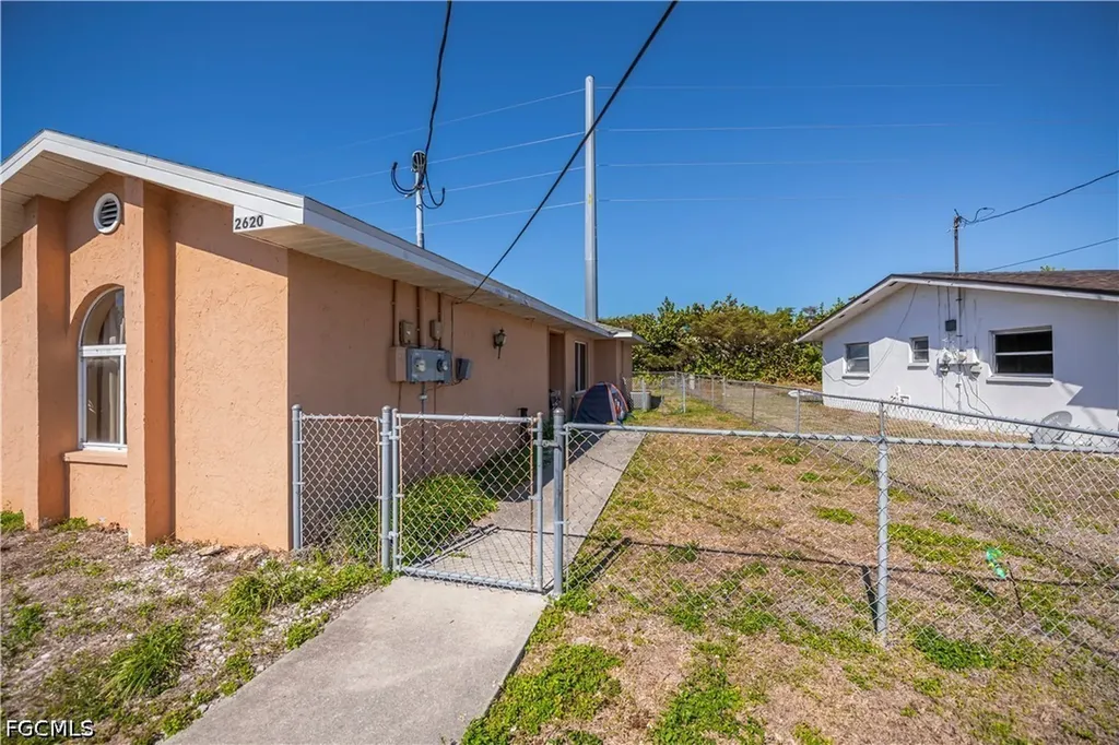 2620-2622 SE 16th Place Cape Coral FL 33904