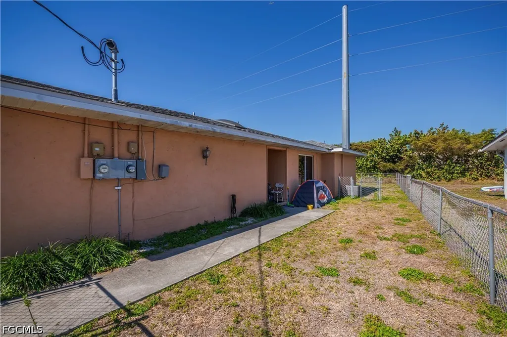 2620-2622 SE 16th Place Cape Coral FL 33904
