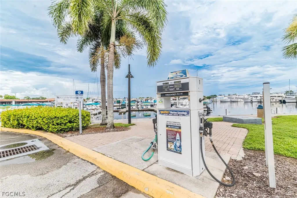 525 Newport Drive Naples FL 34114