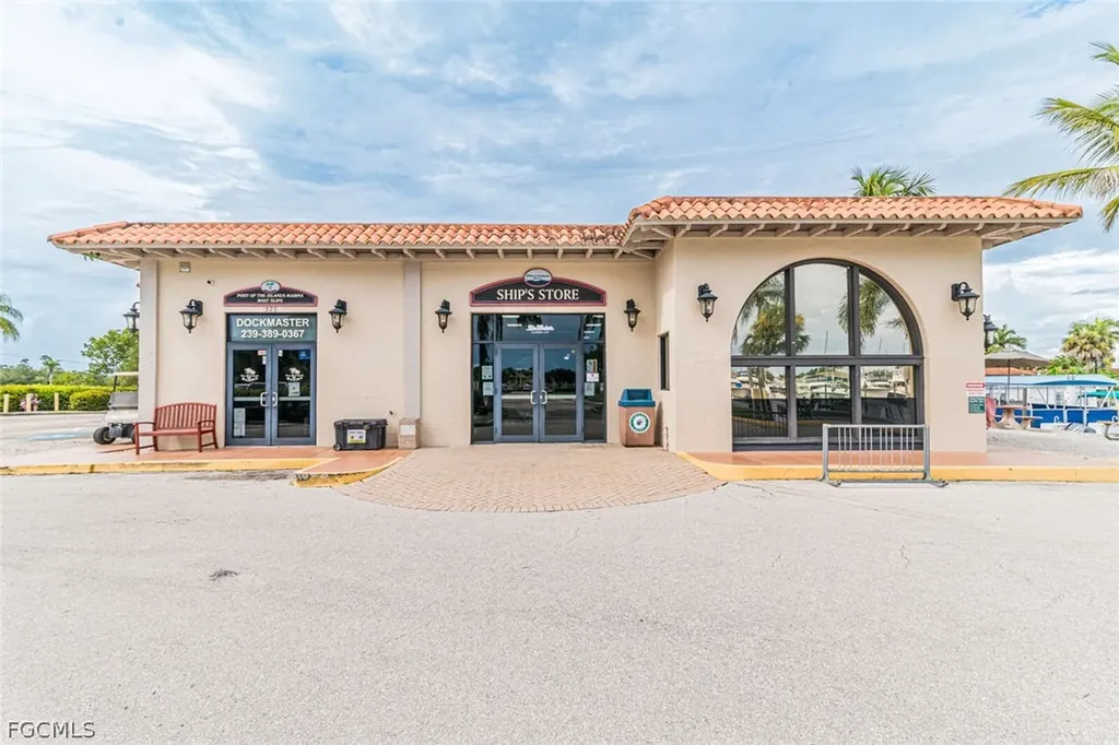 525 Newport Drive Naples FL 34114