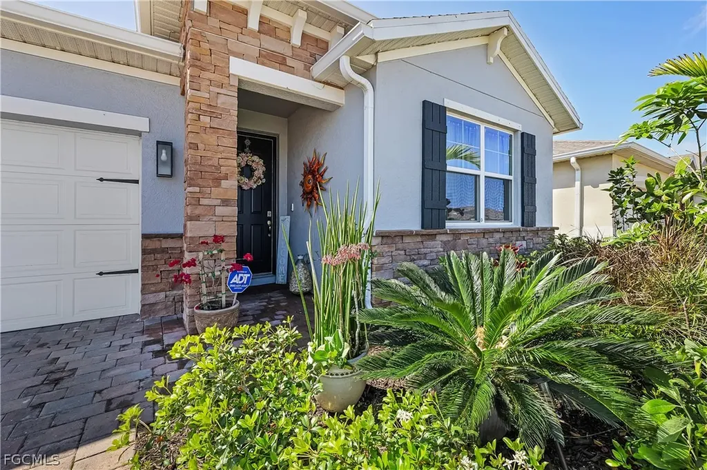 316 Spring Hill Lake Loop Cape Coral FL 33993