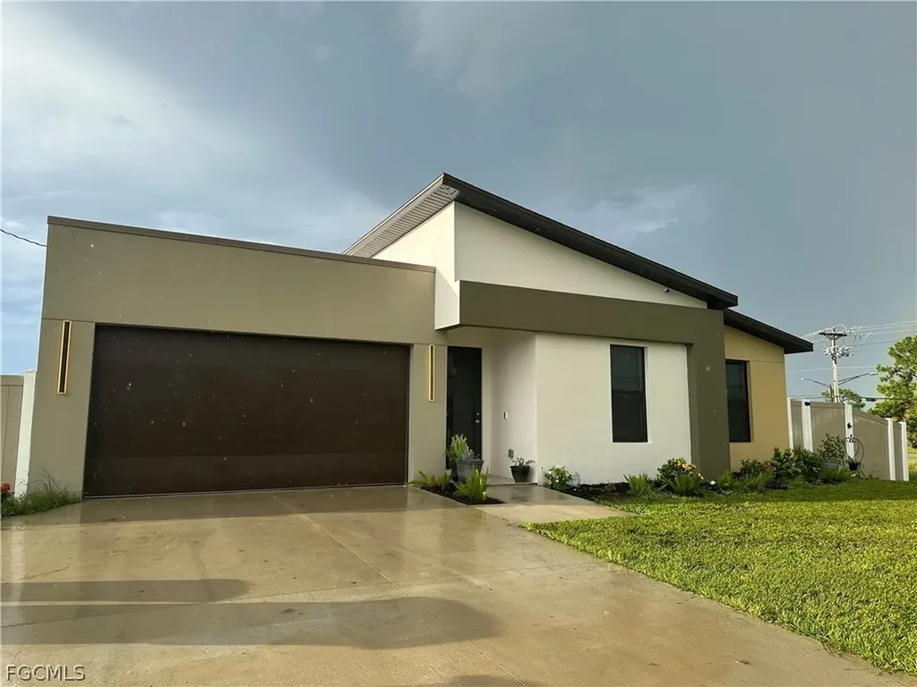 1613 N Gator Circle Cape Coral FL 33909
