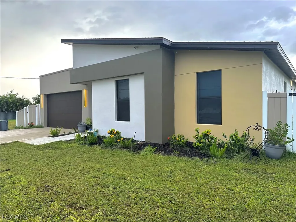 1613 N Gator Circle Cape Coral FL 33909