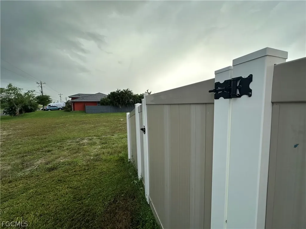 1613 N Gator Circle Cape Coral FL 33909