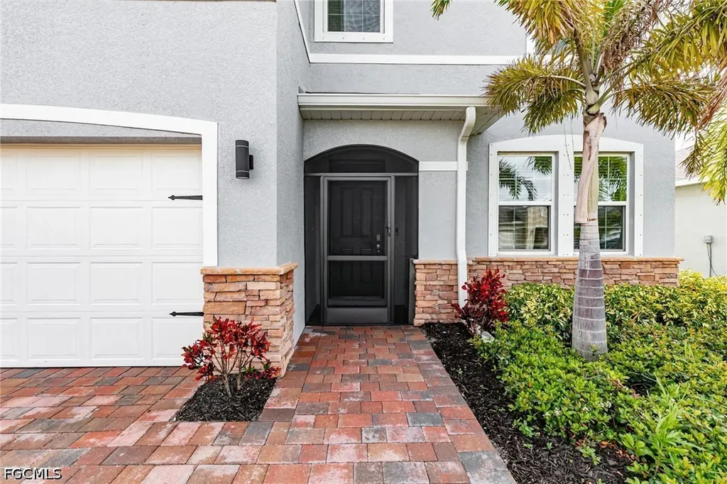 202 Spring Hill Lake Loop Cape Coral FL 33993