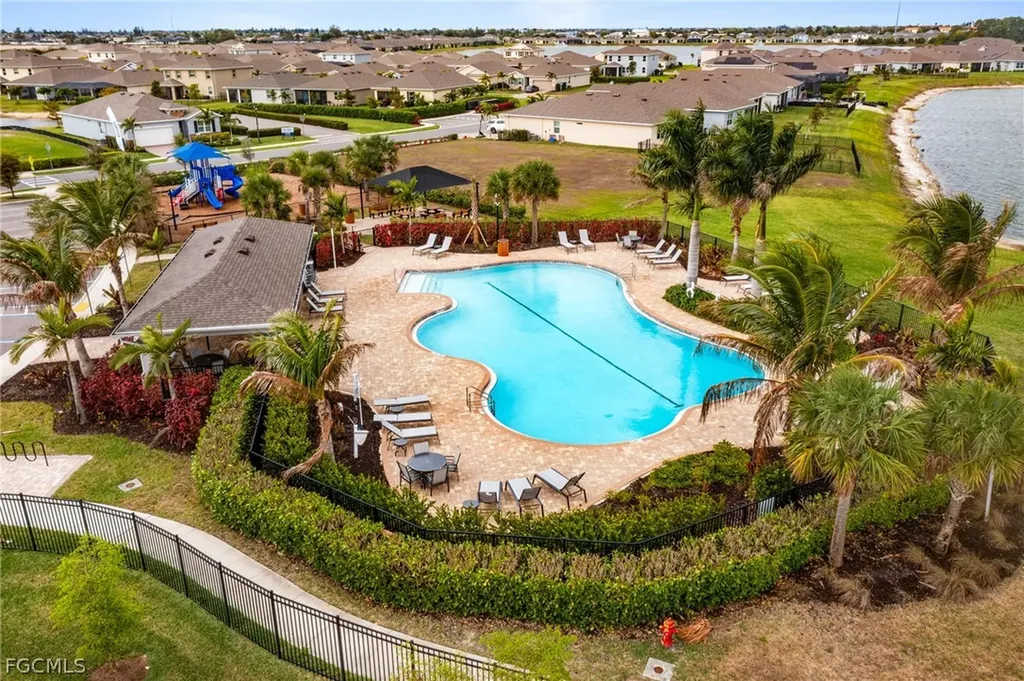 202 Spring Hill Lake Loop Cape Coral FL 33993