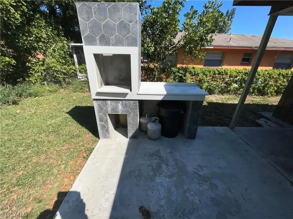 610 SE 13th Court Cape Coral FL 33990