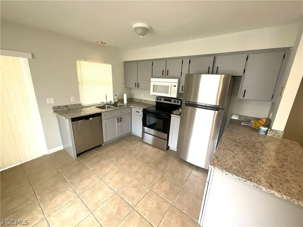 610 SE 13th Court Cape Coral FL 33990