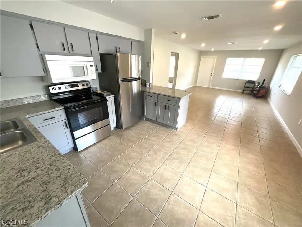 610 SE 13th Court Cape Coral FL 33990