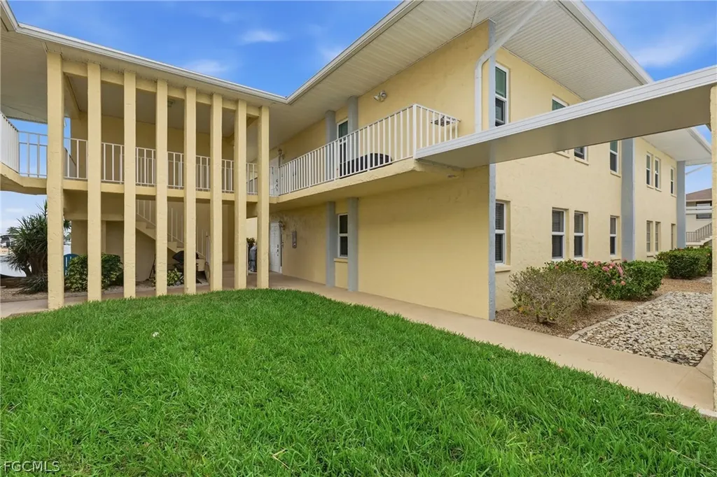 1927 SE 40th Terrace Cape Coral FL 33904