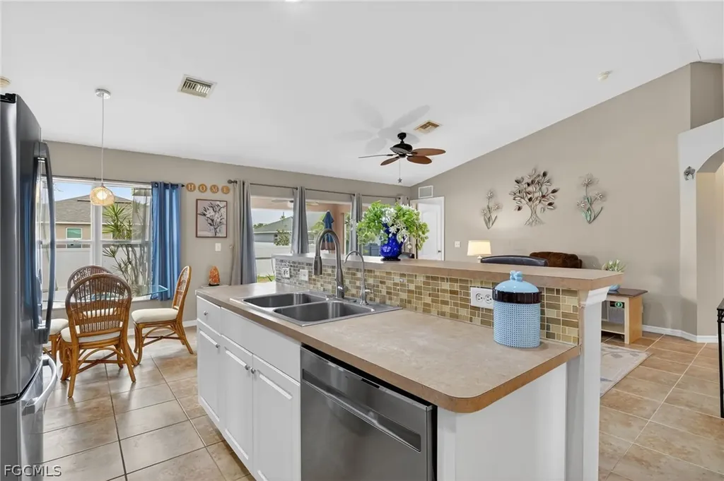 2707 NE 5th Avenue Cape Coral FL 33909