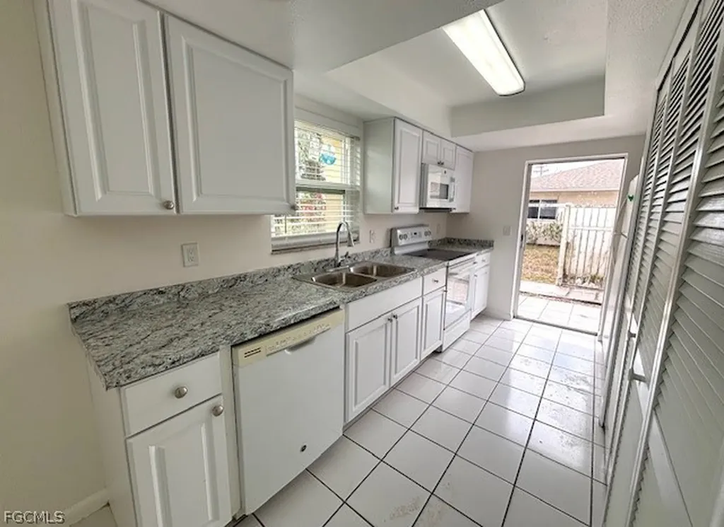 3747 SW Santa Barbara Place Cape Coral FL 33914