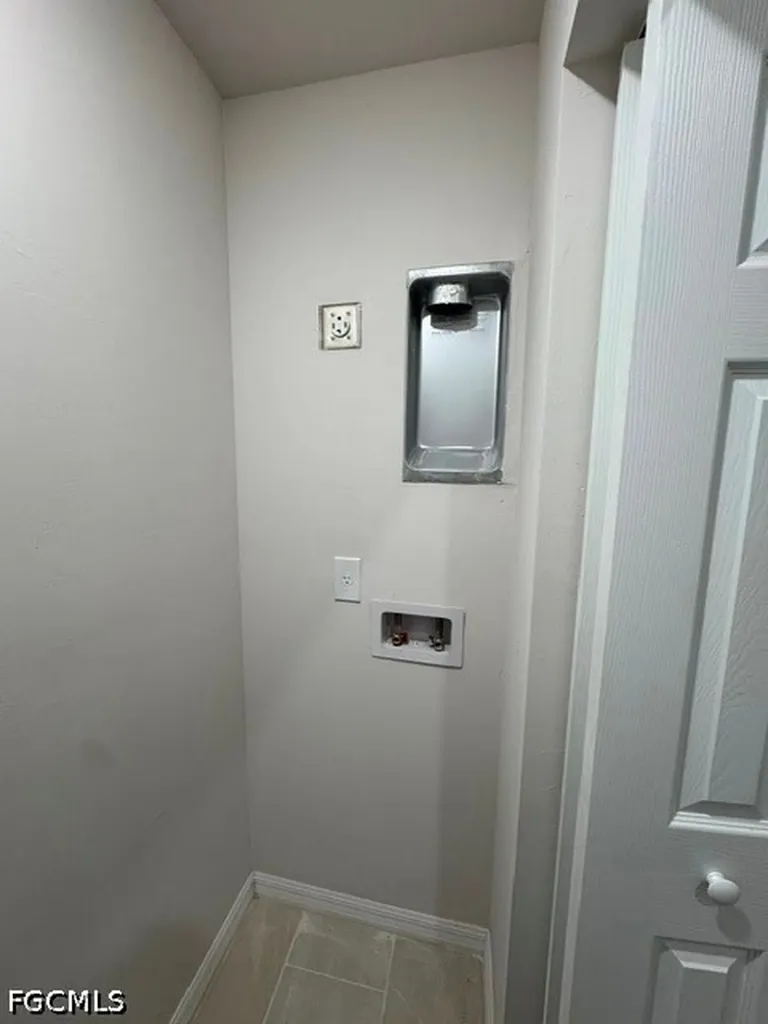 4100 SW 7th Place Cape Coral FL 33914