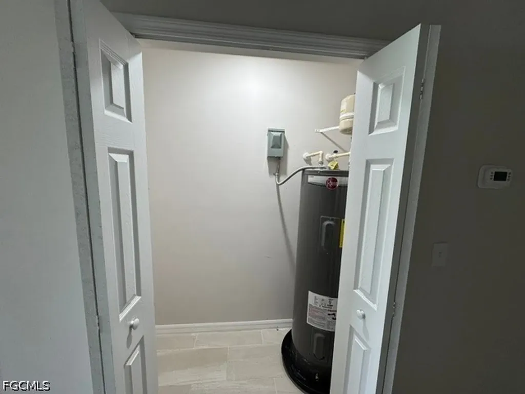 4100 SW 7th Place Cape Coral FL 33914