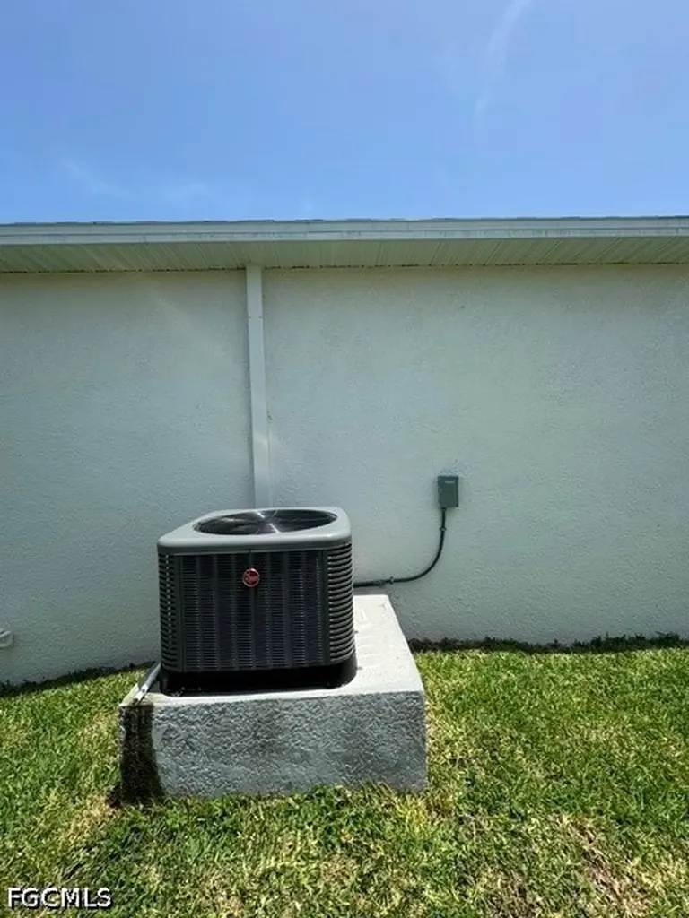 4100 SW 7th Place Cape Coral FL 33914