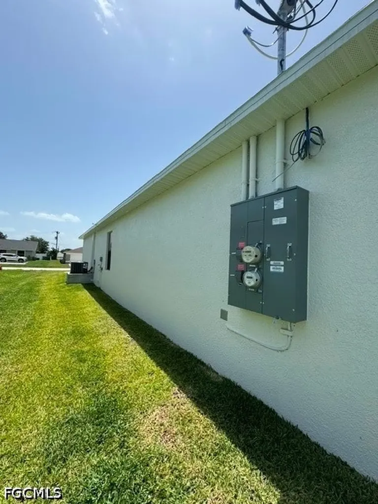 4100 SW 7th Place Cape Coral FL 33914