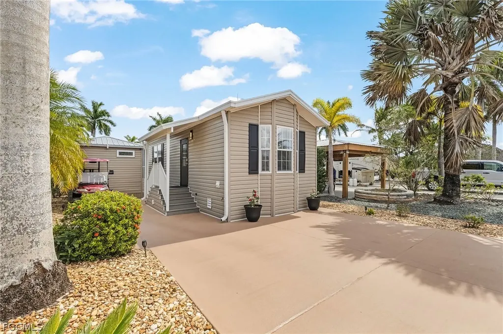 5233 Pineland Daisy Trail Fort Myers FL 33905