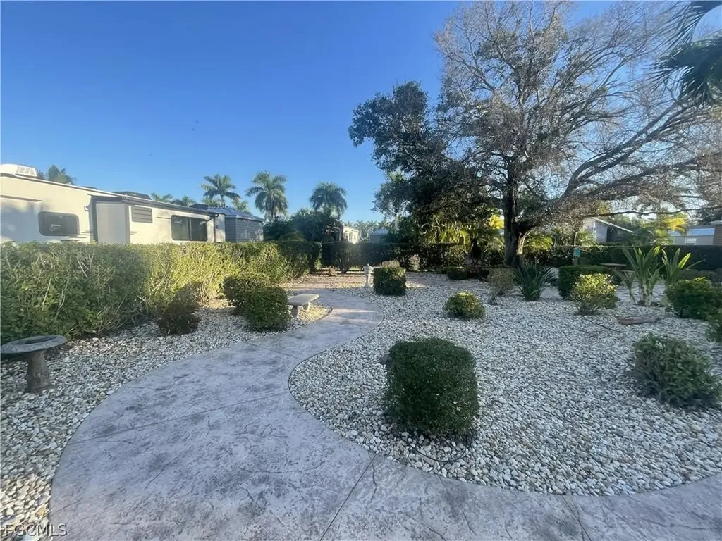5233 Pineland Daisy Trail Fort Myers FL 33905