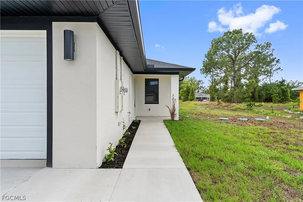 4733-4735 27th Street SW Lehigh Acres FL 33973